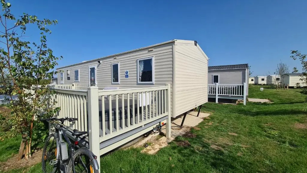Luxury 8 berth Caravan with Hot Tub & Starlink at Tattershall Lakes