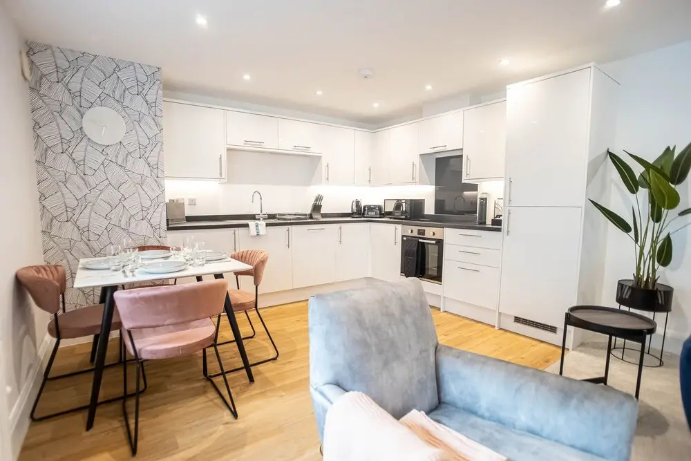 Super Luxe 2 Bed Apartment Torquay - Stunning Harbour View - Near Babbacoombe & Beach.