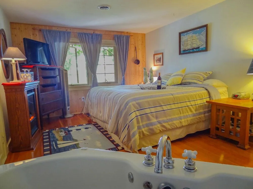 Lake Ripley Lodge w Lake Front Rooms, Grand Porch, Kayaks & Paddleboard