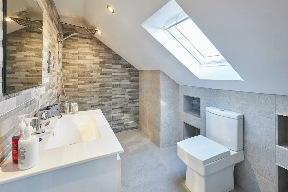 House Sleeps 10 With Parking and Garden
