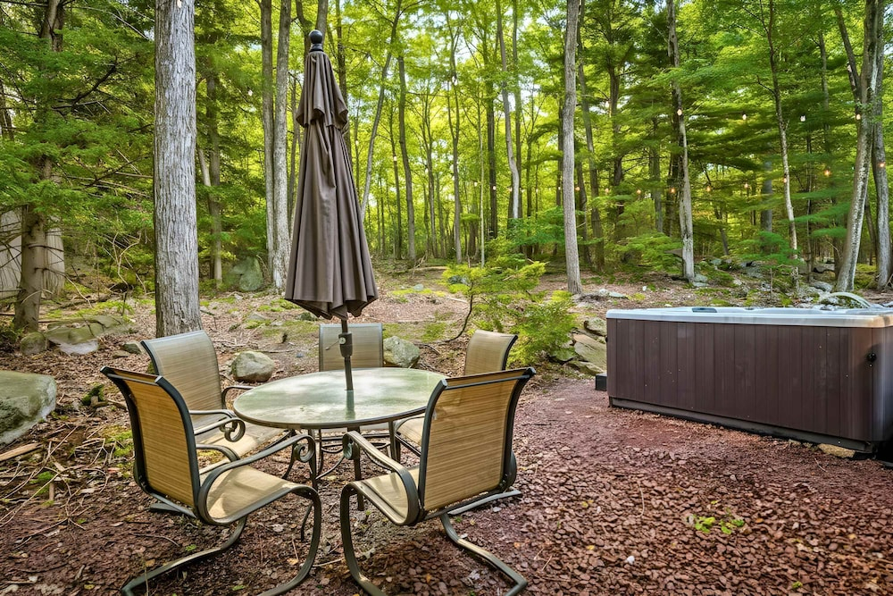 Poconos Speakeasy Hot Tub Dog-friendly Near Ski