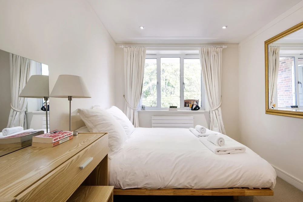 Prestigious Putney home by the River Thames