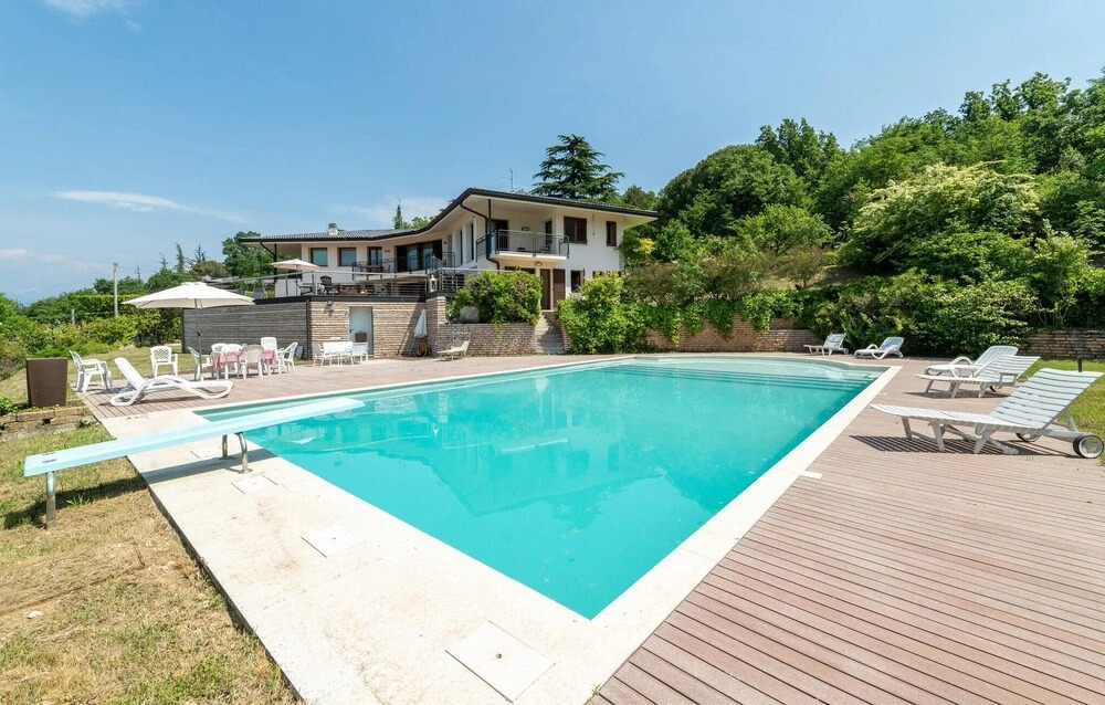 Stunning Home in Albisano With Wifi, Private Swimming Pool and 6 Bedrooms