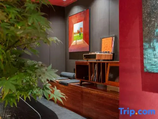 Xiangyu·ANCORA E-sports Art Hotel (Fuyang Shuangqing Bay Park Shuijie Branch)
