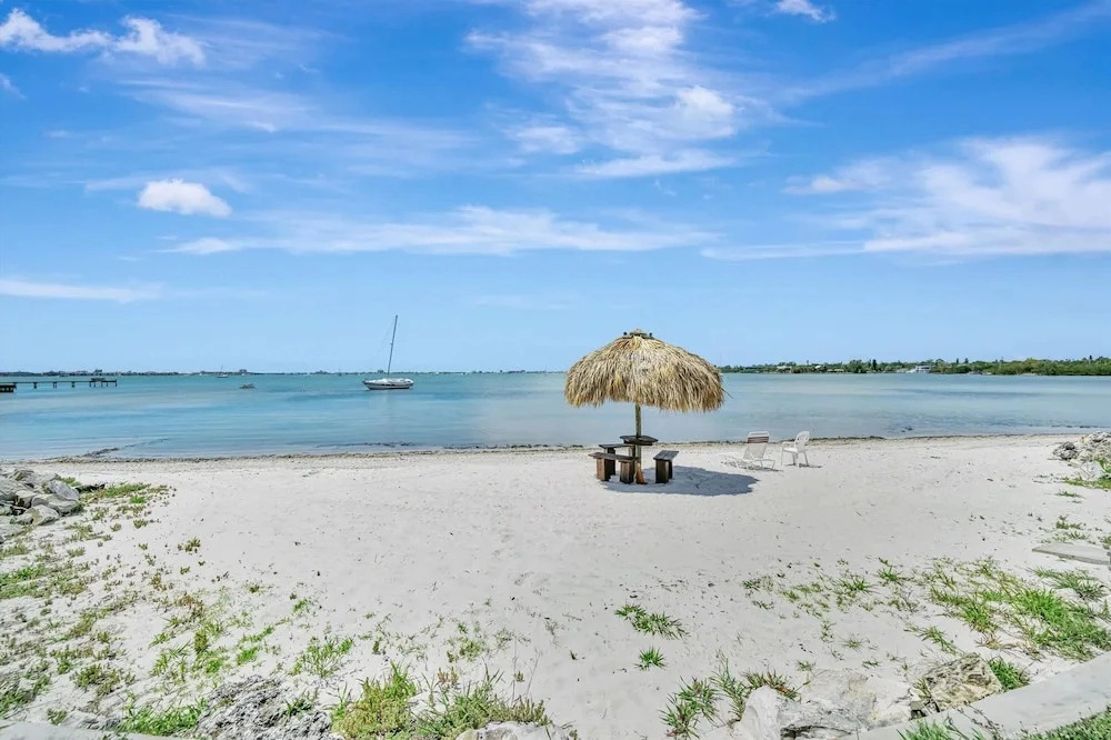 Relax Beachside Tropical Resort Amenities 1b1b