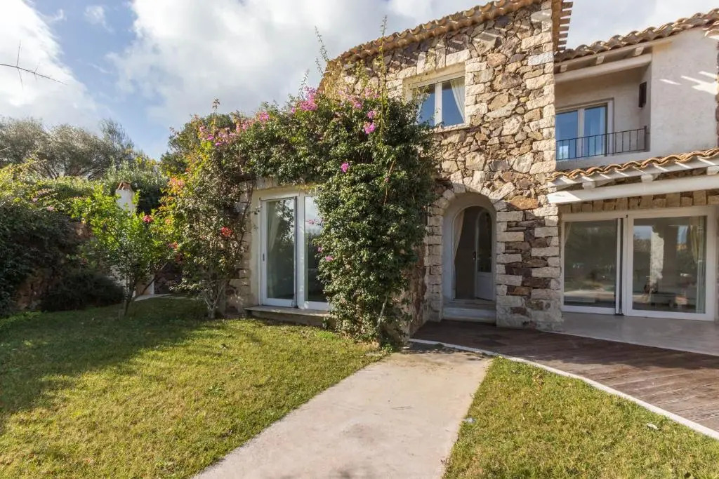 Villa Bougainvillea con piscina e giardino privato a pochi passi dal mare