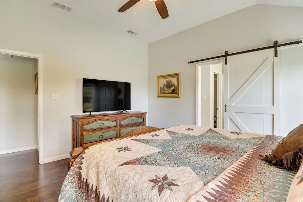 Inviting Granbury Home w/ Fire Pit: 3 Mi to Lake!