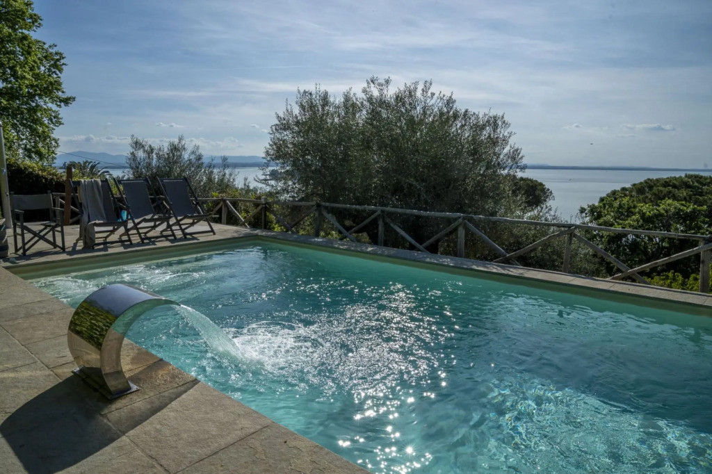 Bianca la Luna boasts a spectacular panoramic view of Lake Trasimeno, elegant interiors with light c-Bianca la Luna