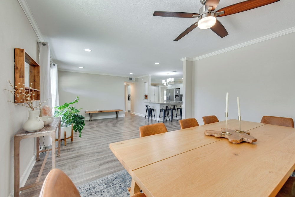 Spacious Fort Walton Beach Home ~ 2 Mi to Beach!