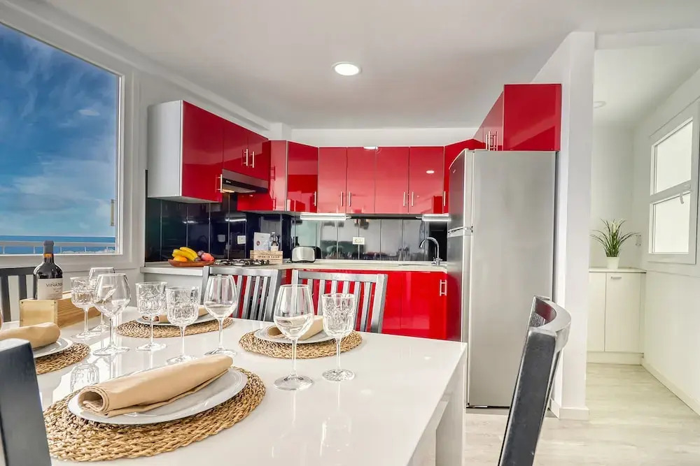 Spacious Central Apt w Private Parking Ocean View