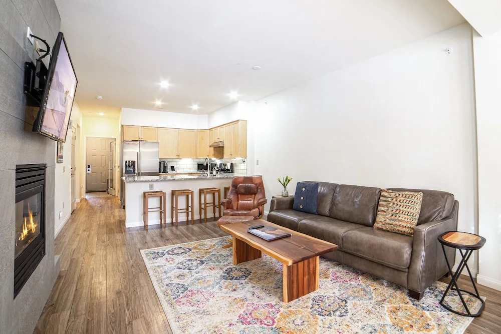 Updated W/ Pool & Hot Tub - Walk To Lift! 2 Bedroom Condo