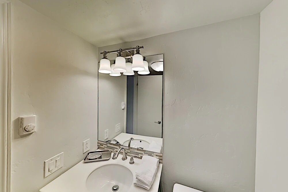 Luxurious Getaway Near Beaver Creek: Sleek Updates 2 Bedroom Condo
