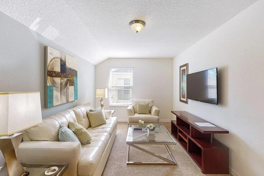 Just Reduced Beautiful 5 Bed Pool & Lots Of Space 5 Bedroom Home by Redawning