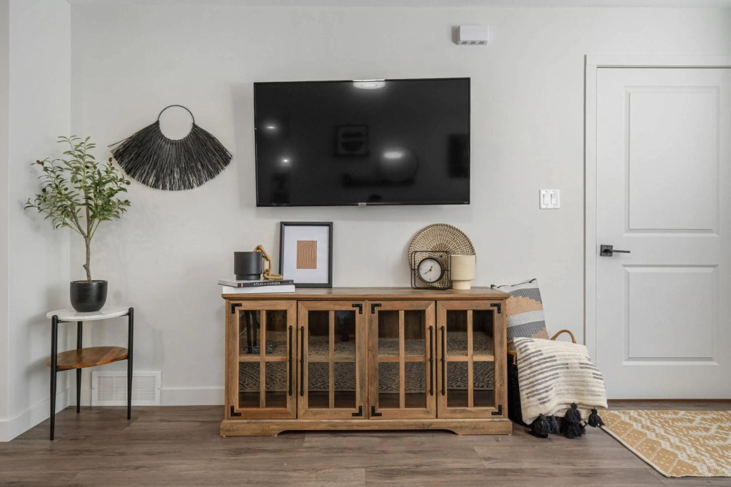 Livingston Way I Sleep 6 I Netflix I Kitchen I TV