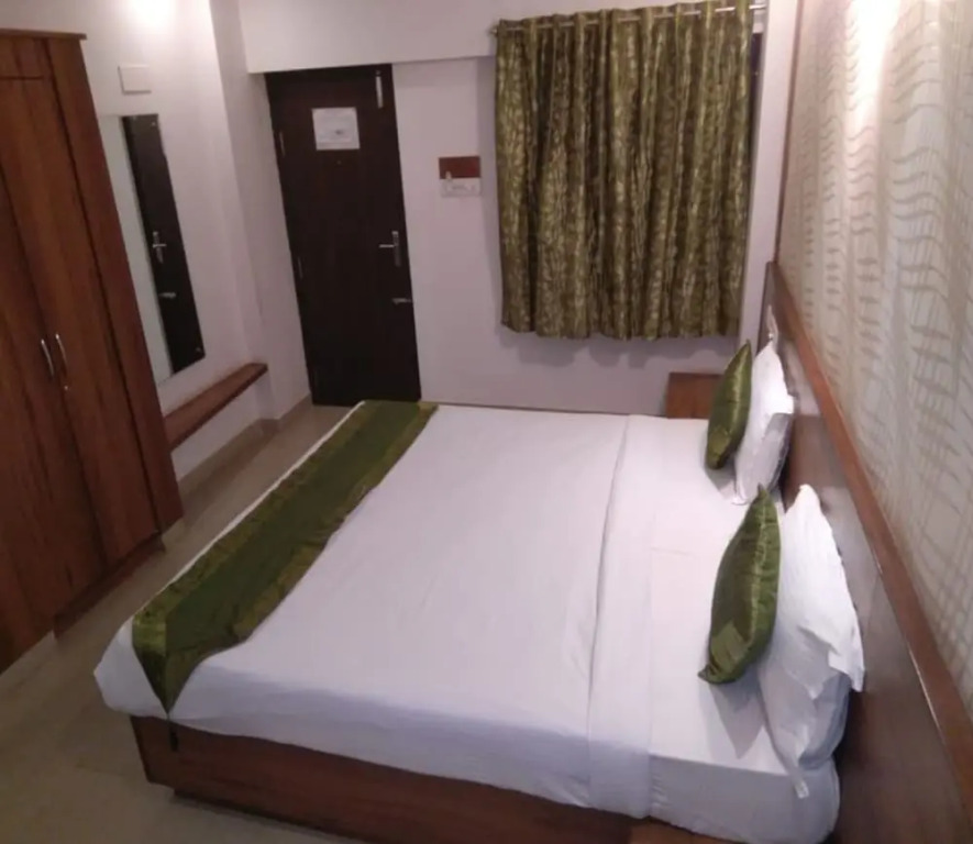 OYO 14163 Comforts Inn