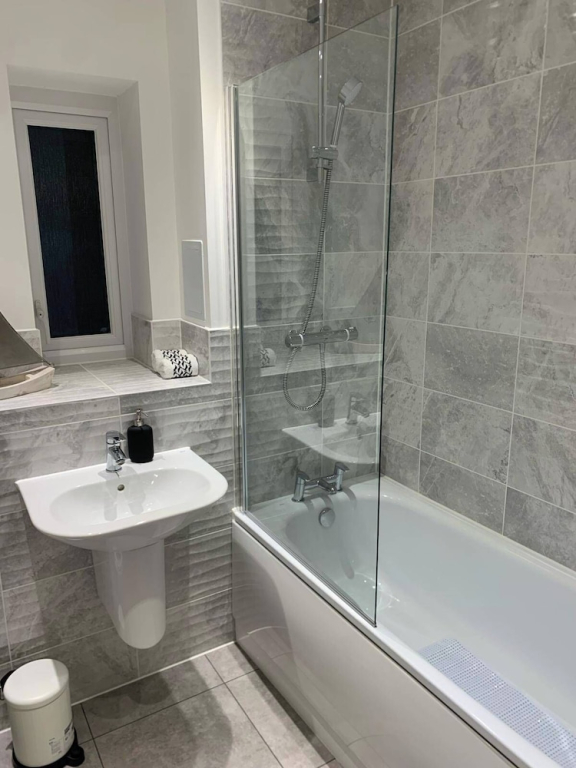 House- Sleeps 6 & Free Parking