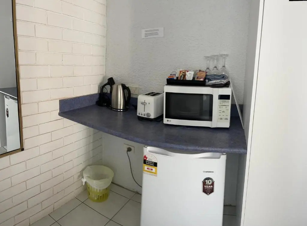 Abajaz Motor Inn - Pool and short walk to Town