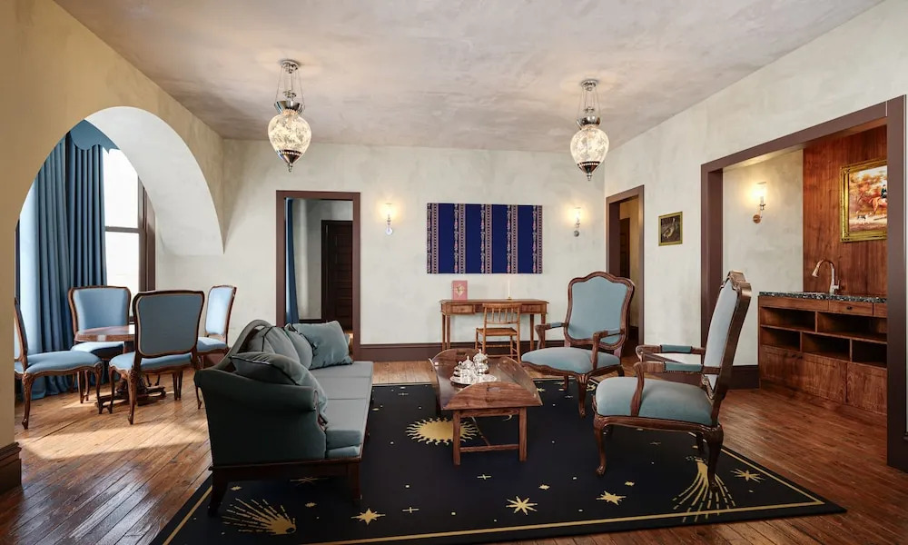 Shenandoah Mansions, an Ash Hotel