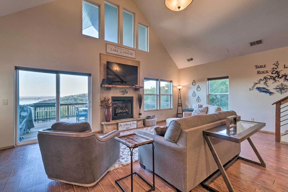 Pet-friendly Branson West Lodge w/ Hot Tub!