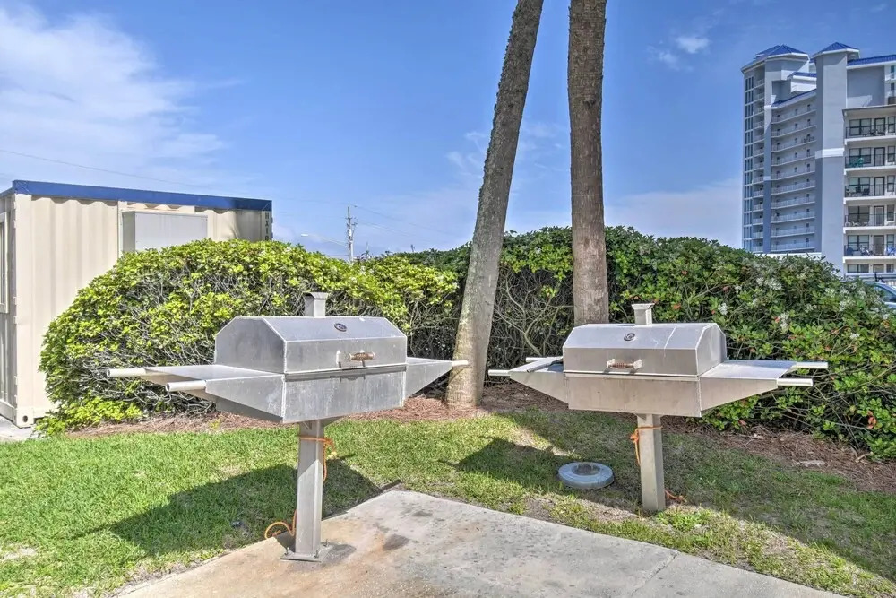 Bright Gulf Shores Beachfront Condo w/ Pool Access