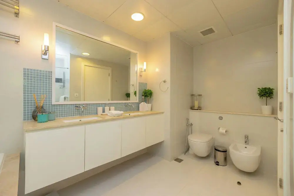WelHome - Oceanfront Elegance 1BR Apt With Palm Sea Views