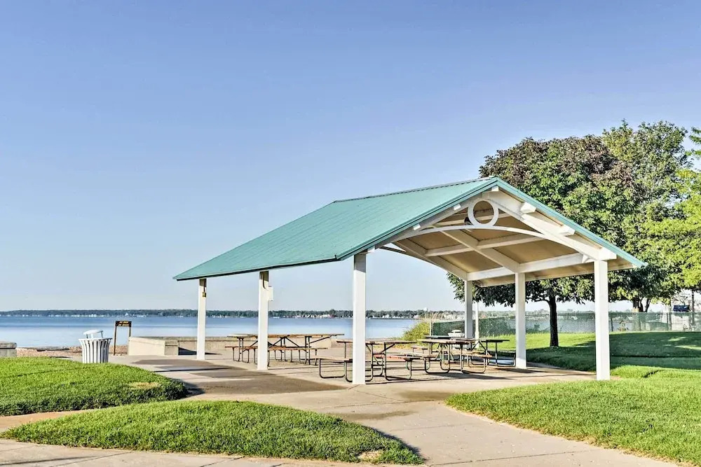 Lake Views & Grill: Walk to Dtwn & Lake Huron