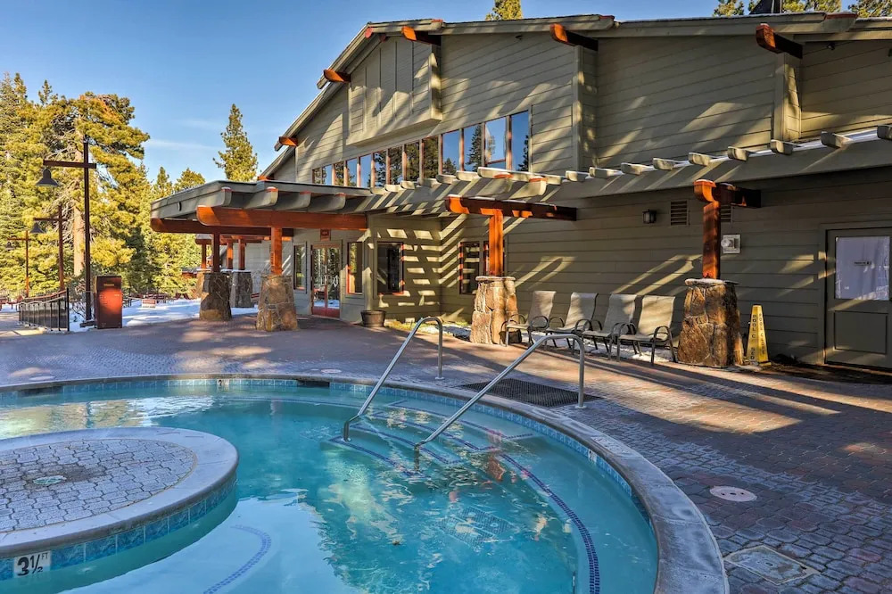 Free Ski Shuttle! Spacious Northstar Resort Cabin