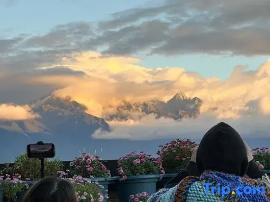 Lijiang Minaduanyi Snow Mountain Viewing Holiday B&B