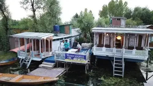 Houseboat Shamus Maqbool