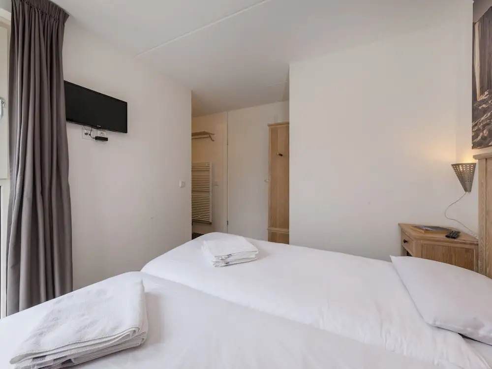 Luxury Chalet With two Bathrooms, Near the sSa on Texel