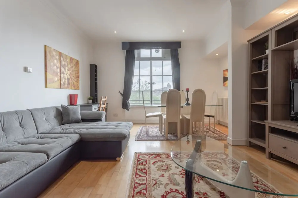 2 Bedroom Flat With Tower Bridge View