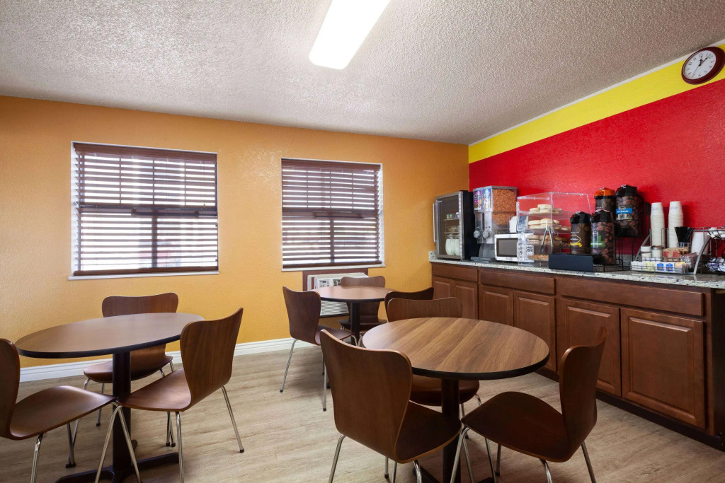 Super 8 by Wyndham Colorado Springs/Afa Area