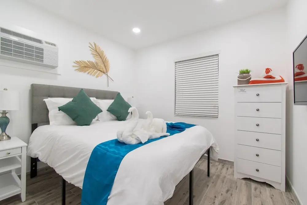 Newly Renovated 1 Bedroom Apt Designer Unit # 3