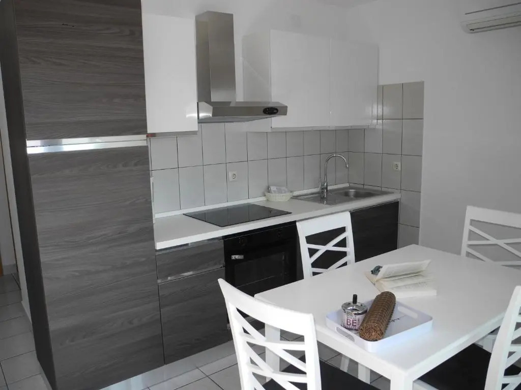 Apartment Damir with Sea View 22 pax