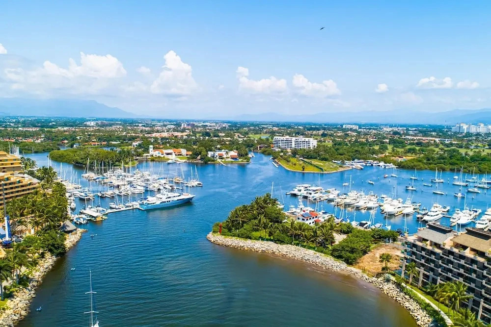 Beachfront 4th-floor Condo With Views, Outdoor Pool, Balcony, W/D & Central AC