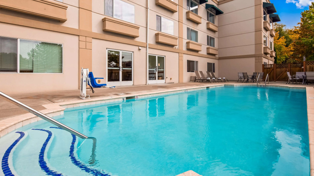 Best Western Plus Edmonds Harbor Inn