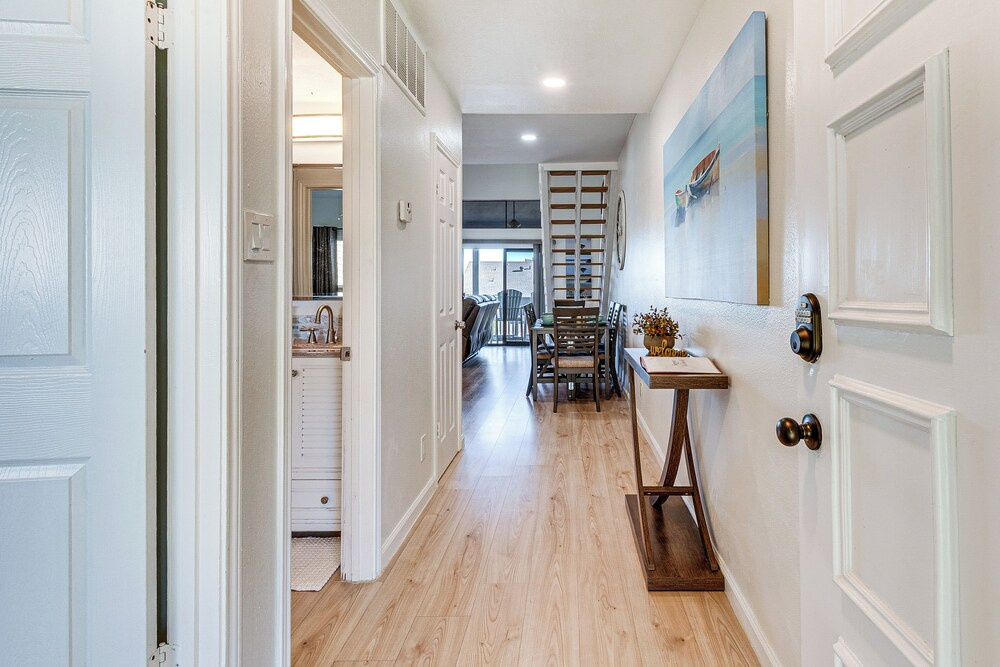Steps to Lake Conroe! Condo w/ Balcony & Views