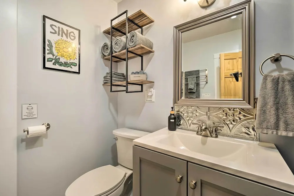 Updated Vintage Apartment < 1/2 Mi to Main St