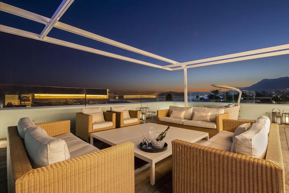 Villa first line beach, 6 bedrooms, private pool, Costabella, Marbella