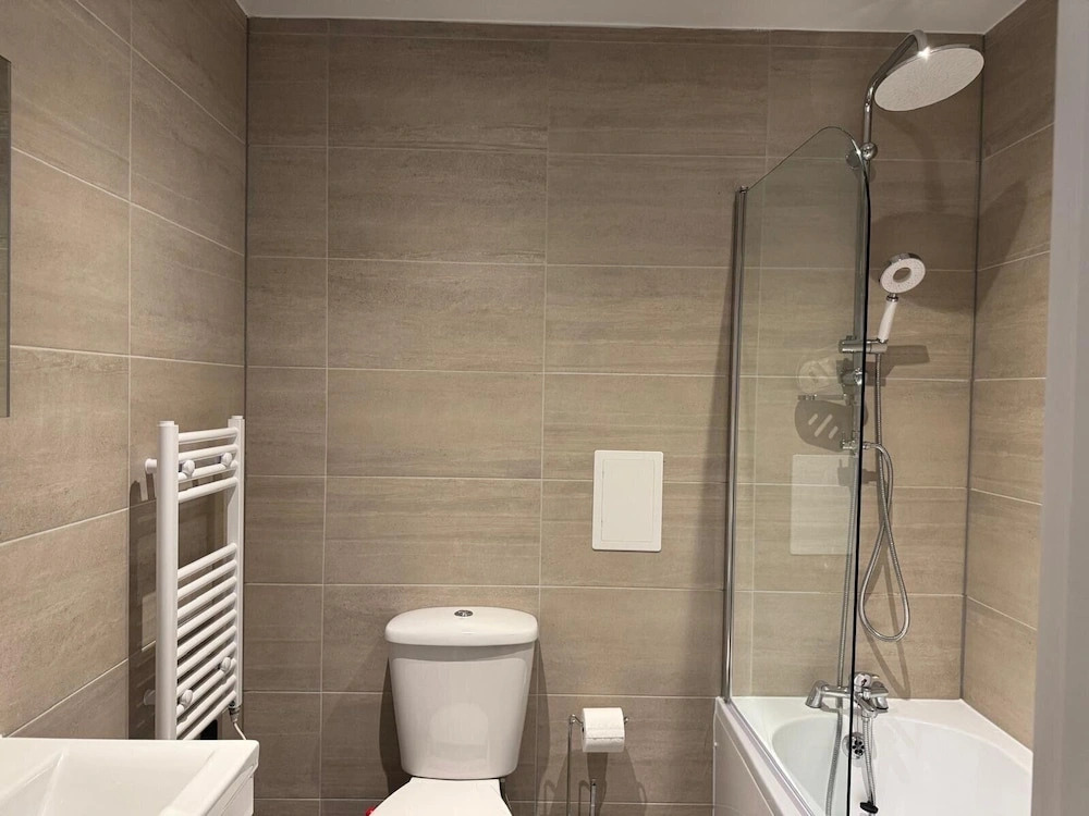 Contractor Accommodation, Swindon , Cheap Parking