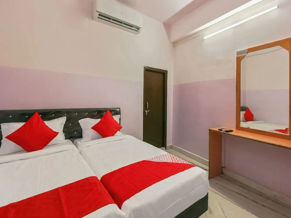 OYO 22085 Raj Banjara White House