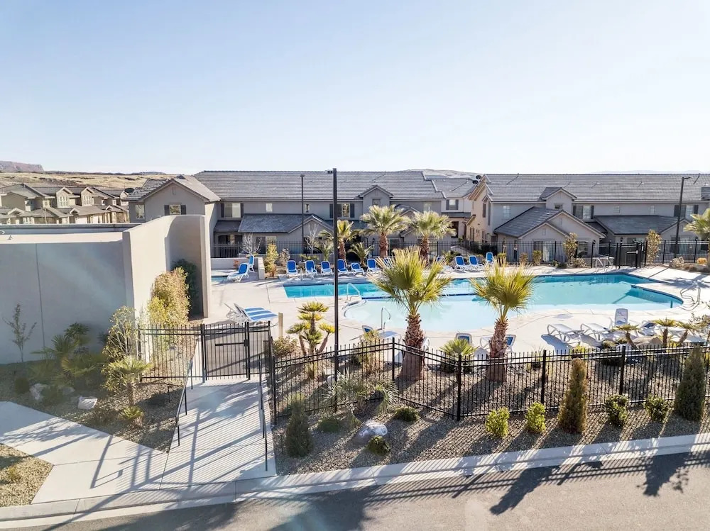 Arroyo Casita 4 Bedroom Townhouse by RedAwning