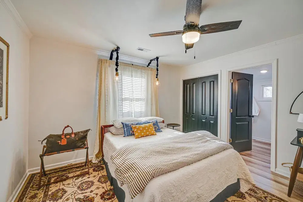 < 3 Mi to Dtwn: Modern Cottage in Greenville!