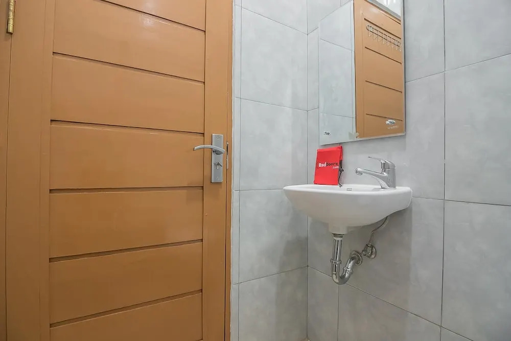 RedDoorz Plus near Syamsudin Noor Airport 3