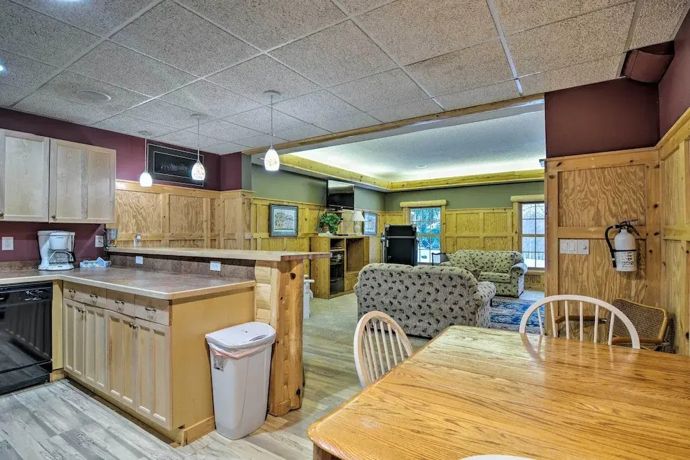 2 Mi to Schuss Mtn! Northern Retreat w/ Game Room