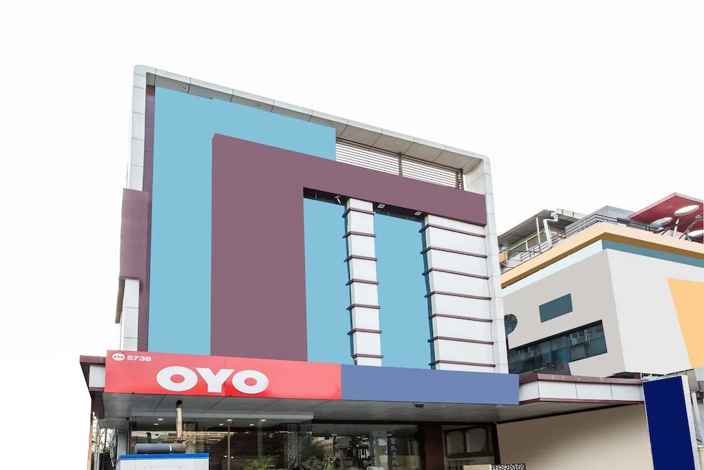 OYO Flagship 19147 South Tukoganj