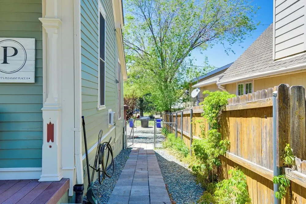 Walk to Courthouse Square: Quiet Home w Porch