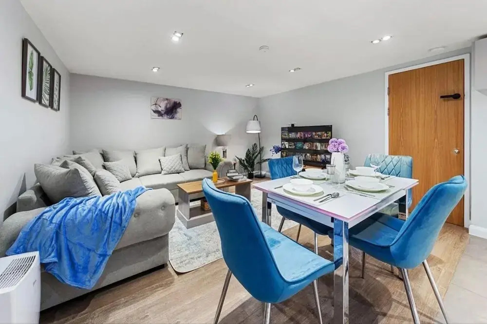Modern Battersea Apartment - Sleeps 6 & Mini Bar
