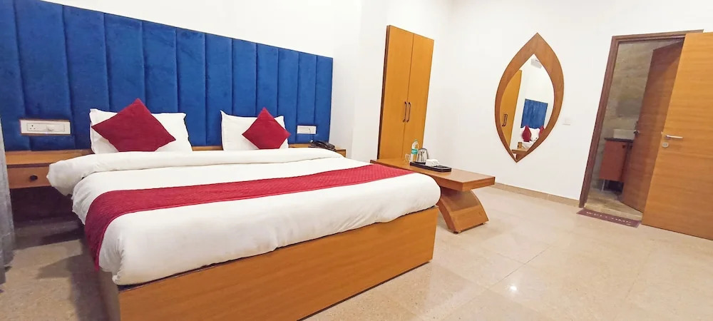 Hotel Lake View - Near Sukhna Lake