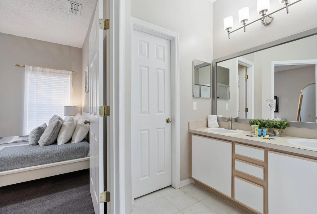 Cozy 5 bedrooms, tranquility right next to Disney!